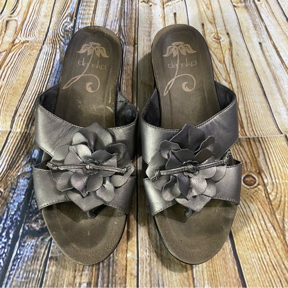 Dansko Womens Size Euro 37 Taupe Leather Thong Toe Floral Sandals - Picture 2 of 5